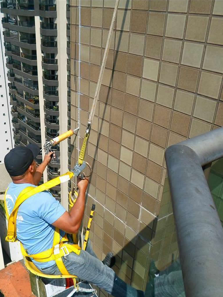 Manutenção de fachada predial executada pela Itamarati Pinturas