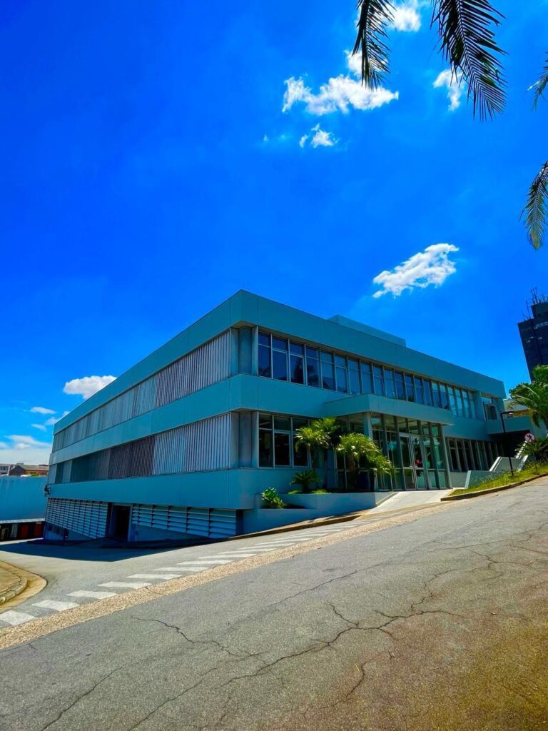 Pintura de fachada predial executada pela Itamarati Pinturas na GROB