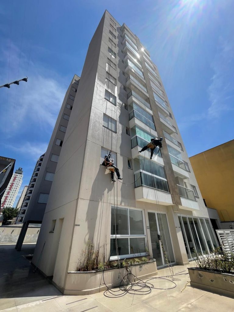 Fachada predial pintada pela Itamarati Pinturas - obra concluída 85