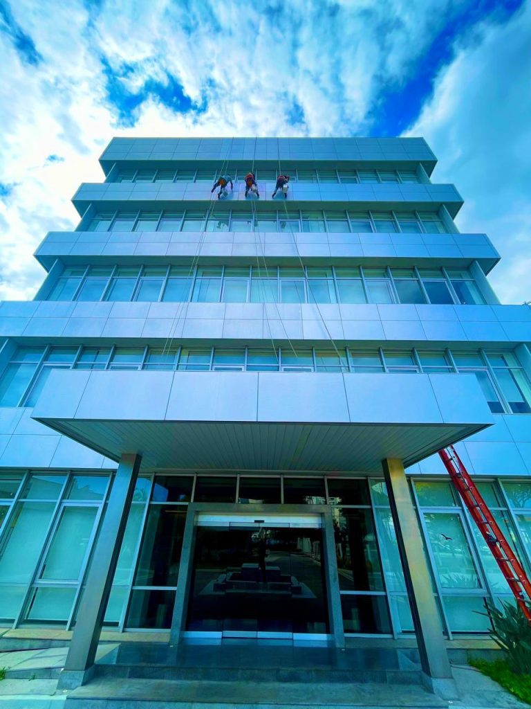 Pintura de fachada predial executada pela Itamarati Pinturas na GROB
