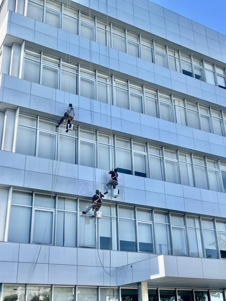 Pintura de fachada predial executada pela Itamarati Pinturas na GROB